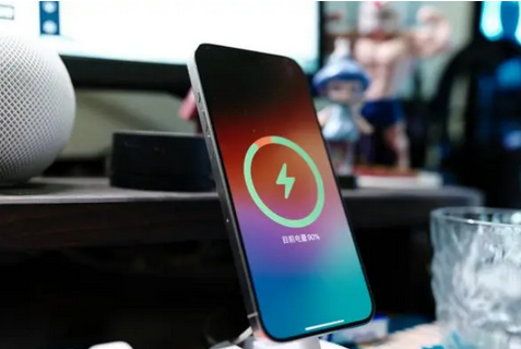 长岛苹果15换屏服务分享用什么充电器给iPhone15充电更好 